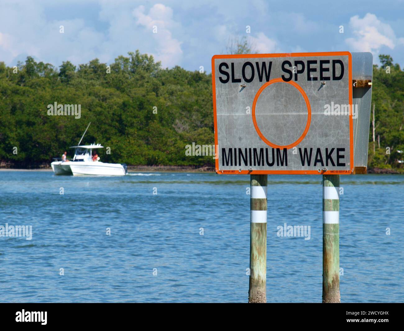 Naples, Florida, Vereinigte Staaten - 2. August 2012: Langsames Warnschild mit Boot im Hintergrund. Stockfoto
