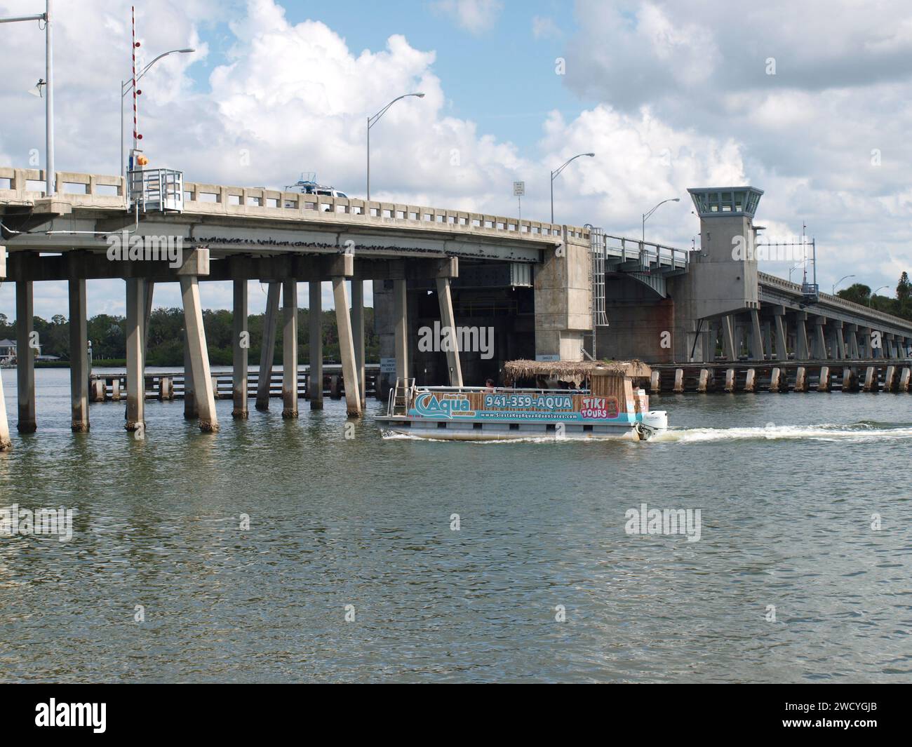 Siesta Key, Florida, USA - 9. November 2022: Tour über die Brücke am nördlichen Eingang der Insel. Stockfoto
