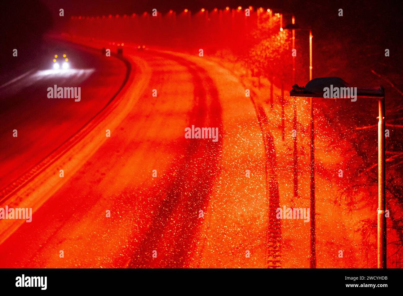 HEERLEN - der Verkehr fährt auf einer schneebedeckten Autobahn A76. Rijkswaterstaat hat die Autobahnen in Limburg dazu aufgerufen, Schnee zu vermeiden. ANP MARCEL VAN HOORN niederlande raus - belgien raus Stockfoto