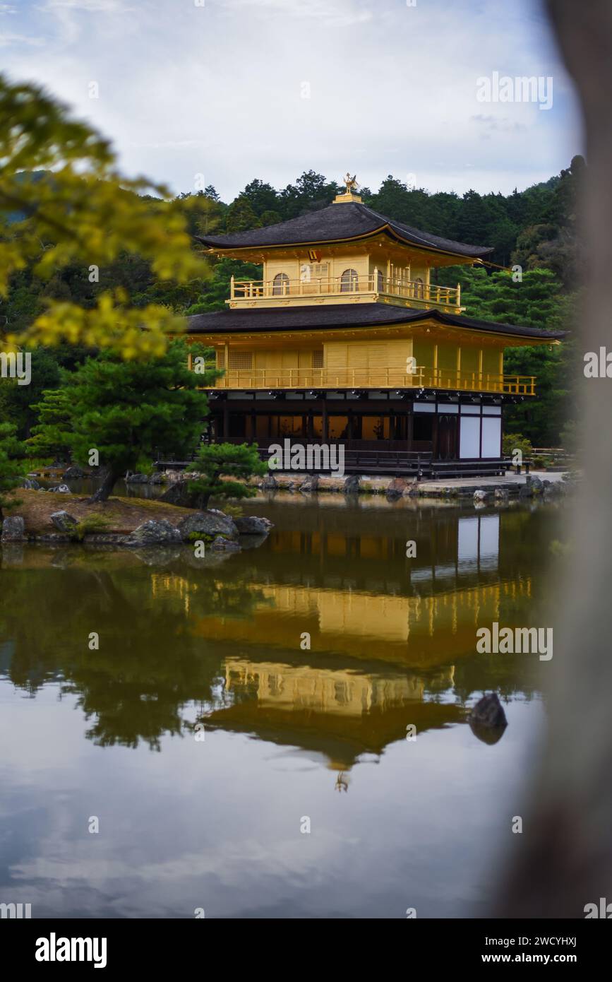 Kinkaku-ji, offiziell Rokuon-ji genannt, ist ein buddhistischer Zen-Tempel in Kyoto, Japan Stockfoto
