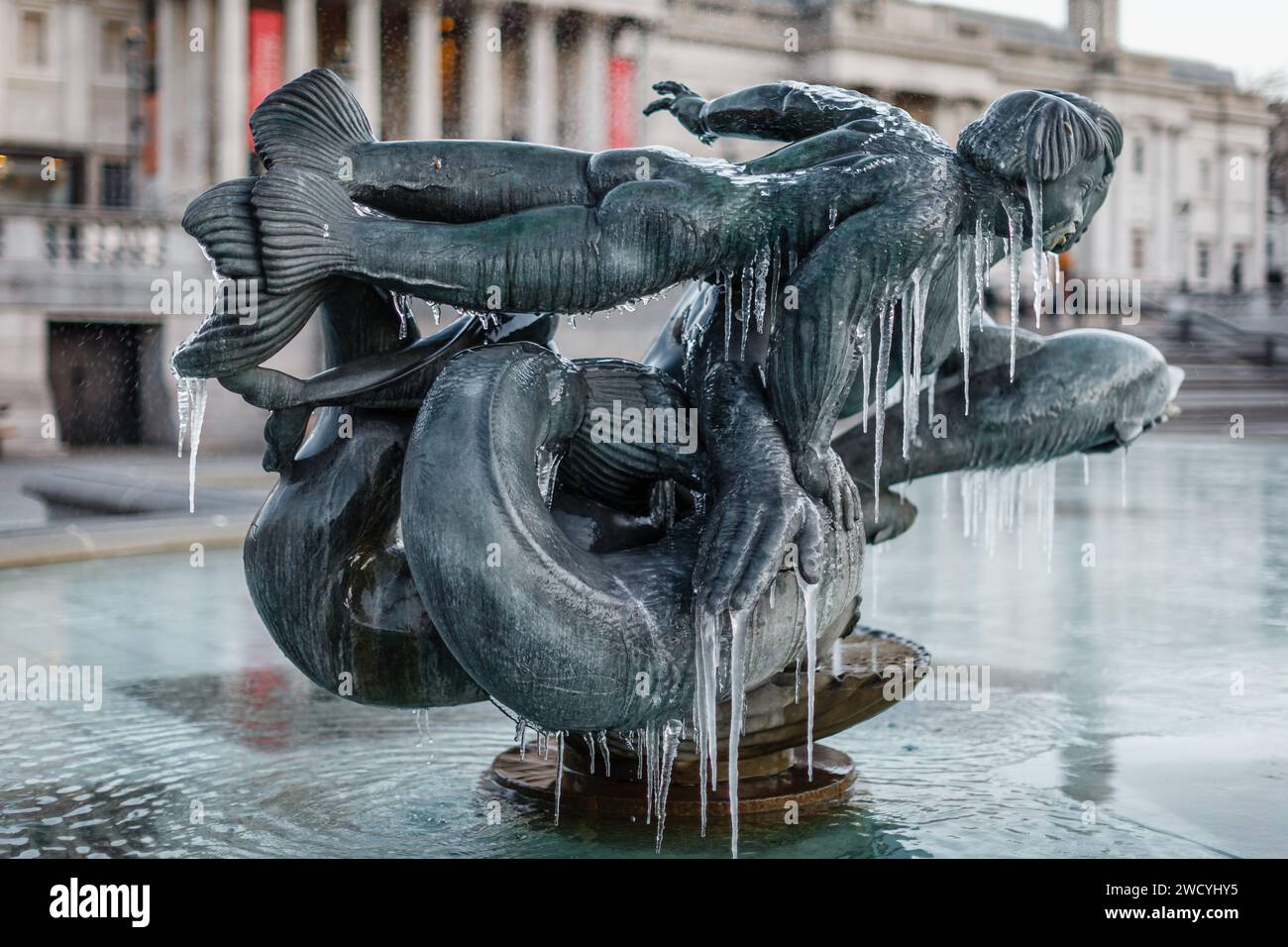 Eiszapfen umgeben die Springbrunnen auf dem Trafalgar Square während der Kälte in Großbritannien Stockfoto