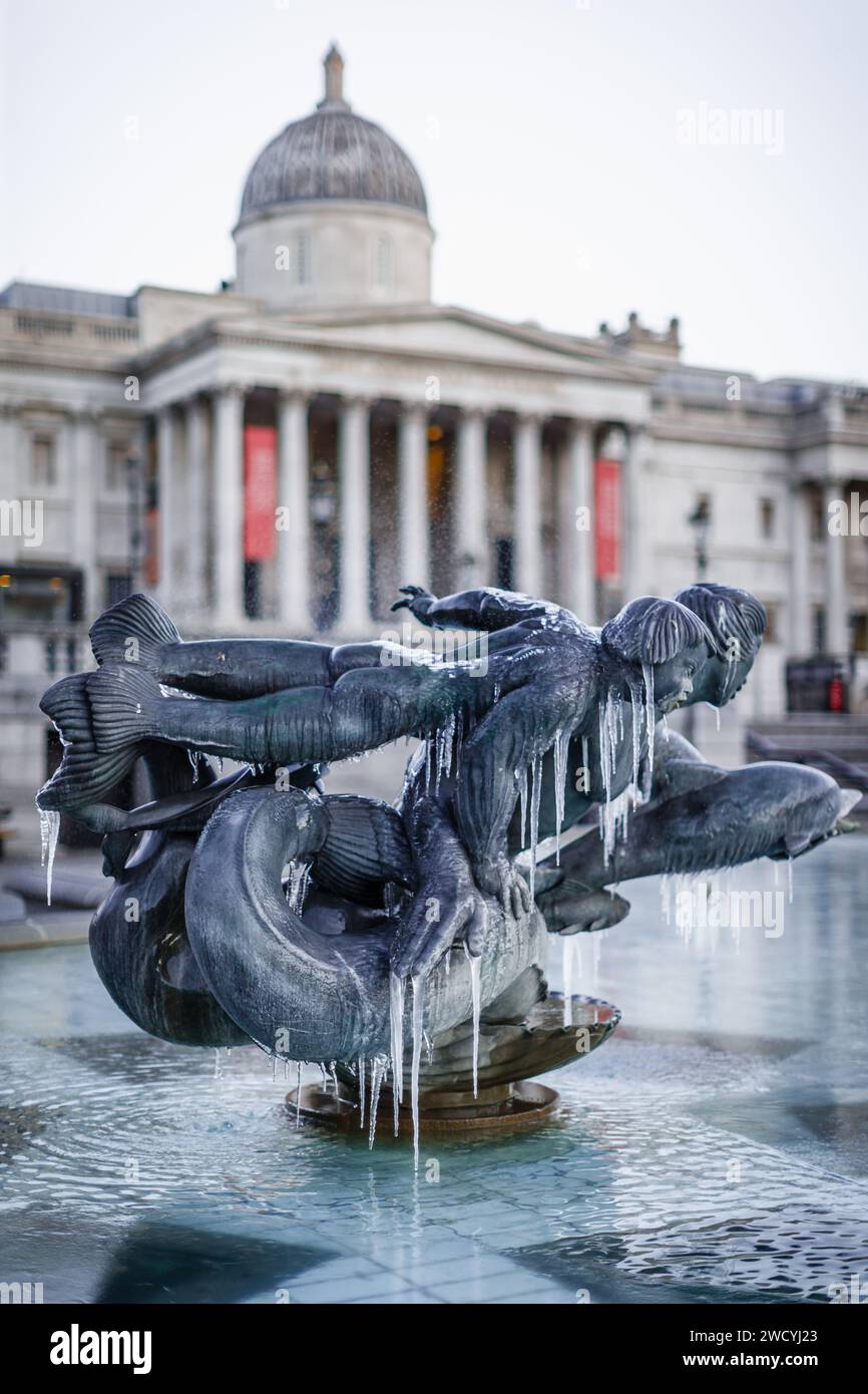 Die Springbrunnen, die an Admirals Jellycoe und Beatty auf dem Trafalgar Square erinnern, sind während der Kälte mit Eis bedeckt. Stockfoto