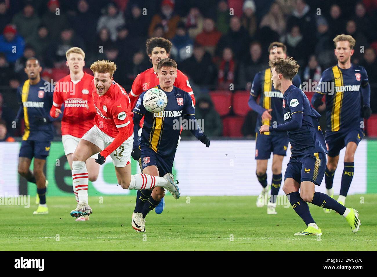 EINDHOVEN, 17.01.2024, PSV Stadium, Saison 2023/2024 niederländischer Fußball TOTO KNVB beker, während des Spiels PSV - FC Twente, PSV Spieler Yorbe Vertessen, FC Twente Spieler Manfred Ugalde Credit: Pro Shots/Alamy Live News Stockfoto