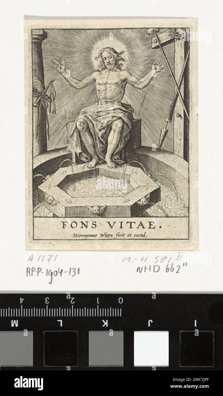 Christus als Fontein des Lebens (Fons Vitae), Hieronymus Wierix, 1563 – vor 1619 Druck Christus sitzt am Rand eines Wasserbeckens, inmitten der Passionswerkzeuge. Das Blut fließt aus seinen Kreuzwunden im Brunnen. Antwerpener Papiergravur Christus, der auf oder in der Nähe eines Brunnens steht und sein Blut vergießt. Einzelne Instrumente der Passion Stockfoto