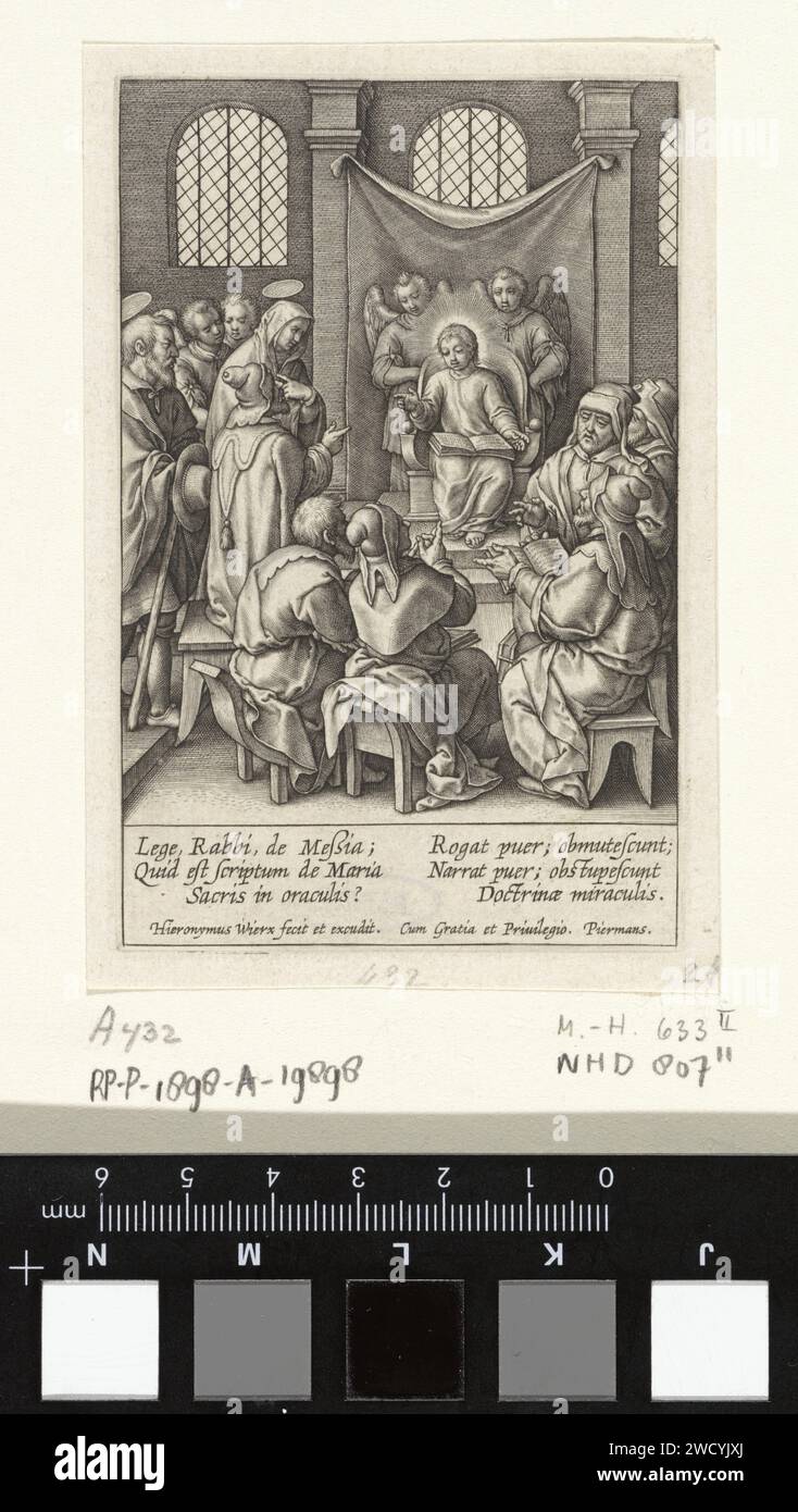 Christus im Tempel, Hieronymus Wierix, 1563 – vor 1619 Druck Christus sitzt im Tempel auf einem Thron, zwei Engel hinter ihm. Er erklärt den Schriftgelehrten die Schrift. Joseph und Maria gehen in den Tempel und finden ihren zwölfjährigen Sohn unter den Gelehrten. Am Rand eine sechszeilige Beschriftung in zwei Spalten auf Lateinisch. Antwerpener Papier, das Christi Streit mit den Ärzten im Tempel graviert; er zählt seine Argumente an seinen Fingern Stockfoto