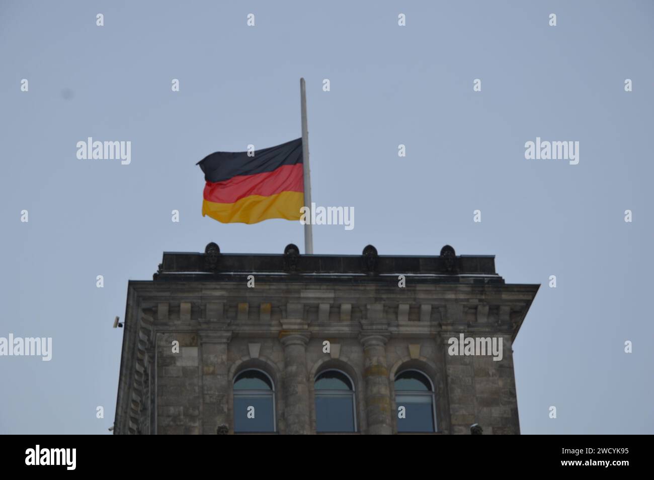 Berlin, Deutschland - 17. Januar 2024 - die Fahnen fliegen am Reichstagshalbmast zu Ehren des verstorbenen ehemaligen Bundestagspräsidenten Wolfgang Schäuble. (Foto: Markku Rainer Peltonen) Stockfoto