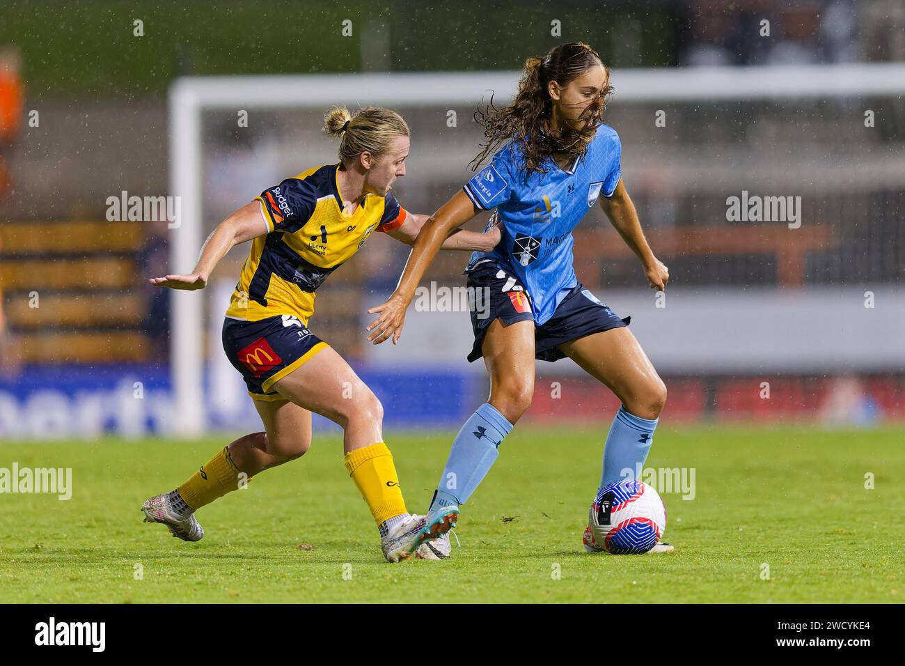 Sydney, Australien. Januar 2024. Paige Hayward von den Mariners tritt am 17. Januar 2024 im Leichhardt Oval gegen Indiana Dos Santos von Sydney FC im A-League-Spiel zwischen Sydney FC und Central Coast Mariners in Sydney, Australien an Credit: IOIO IMAGES/Alamy Live News Stockfoto