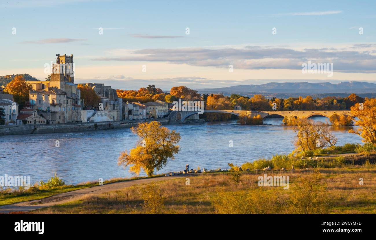 Pont-Saint-Esprit über der Rhone in Occitanie. Fotografie im Herbst in Frankreich Stockfoto