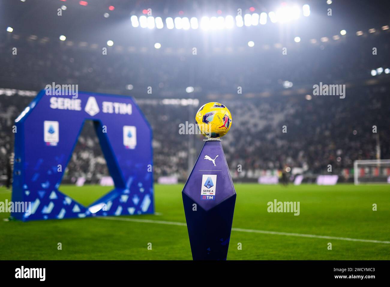 Der offizielle Ball der Serie A Fußball wird vor dem Spiel zwischen Juventus FC und US Sassuolo im Allianz Stadium am 16. Januar 2024 in Turi gezeigt Stockfoto