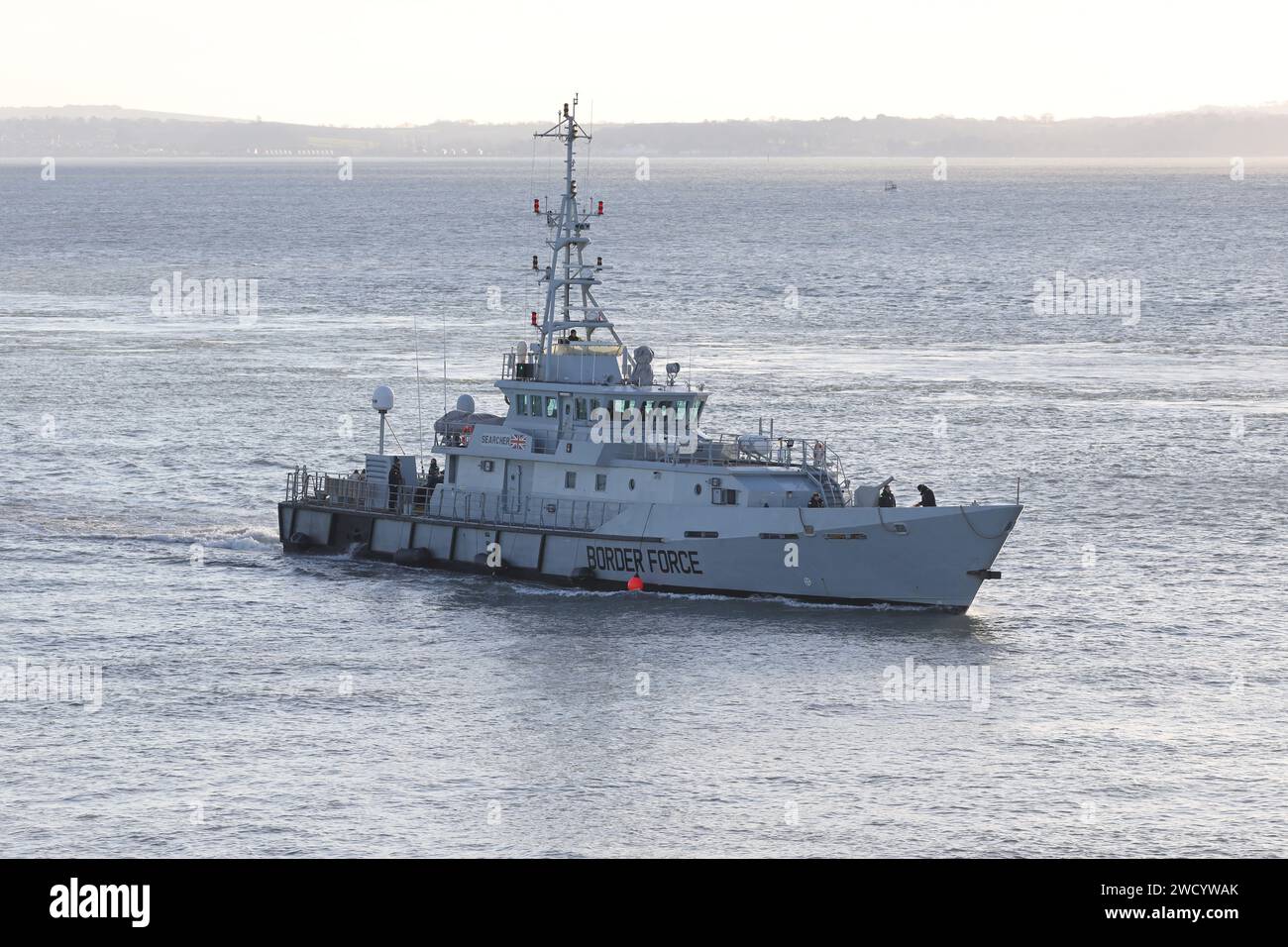 Der britische Grenzstreitkräfte-Cutter-HMC-SUCHER fährt zurück in den Hafen Stockfoto