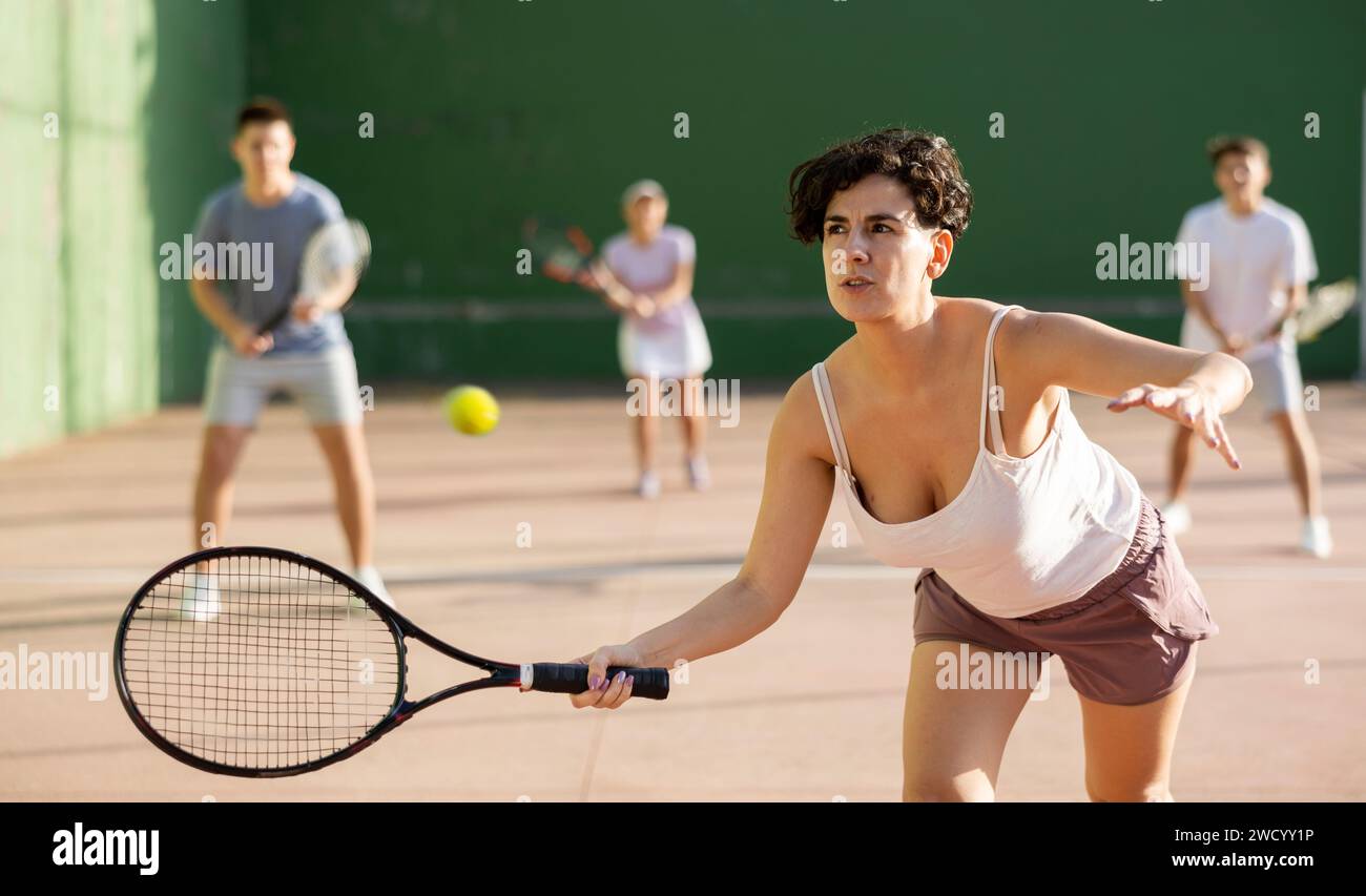 Frau, die auf dem Pelota-Platz im Freien Frontenis spielt Stockfoto