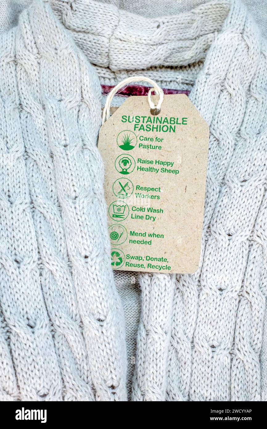 Nachhaltiges Modelabel auf Wollpullover mit Pflegesymbolen und Text, ökologischer ethischer Konsum Stockfoto