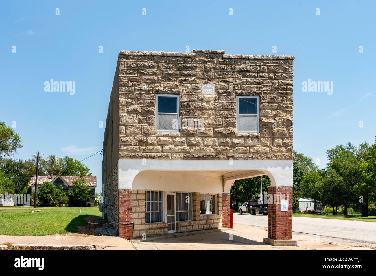 Das Cambridge, Kansas I00F-Gebäude und cattlemans' Cafe, rechts hinten, aus Sandstein gebaut, ein altes historisches Gebäude im Westen von Kansas, USA. Stockfoto