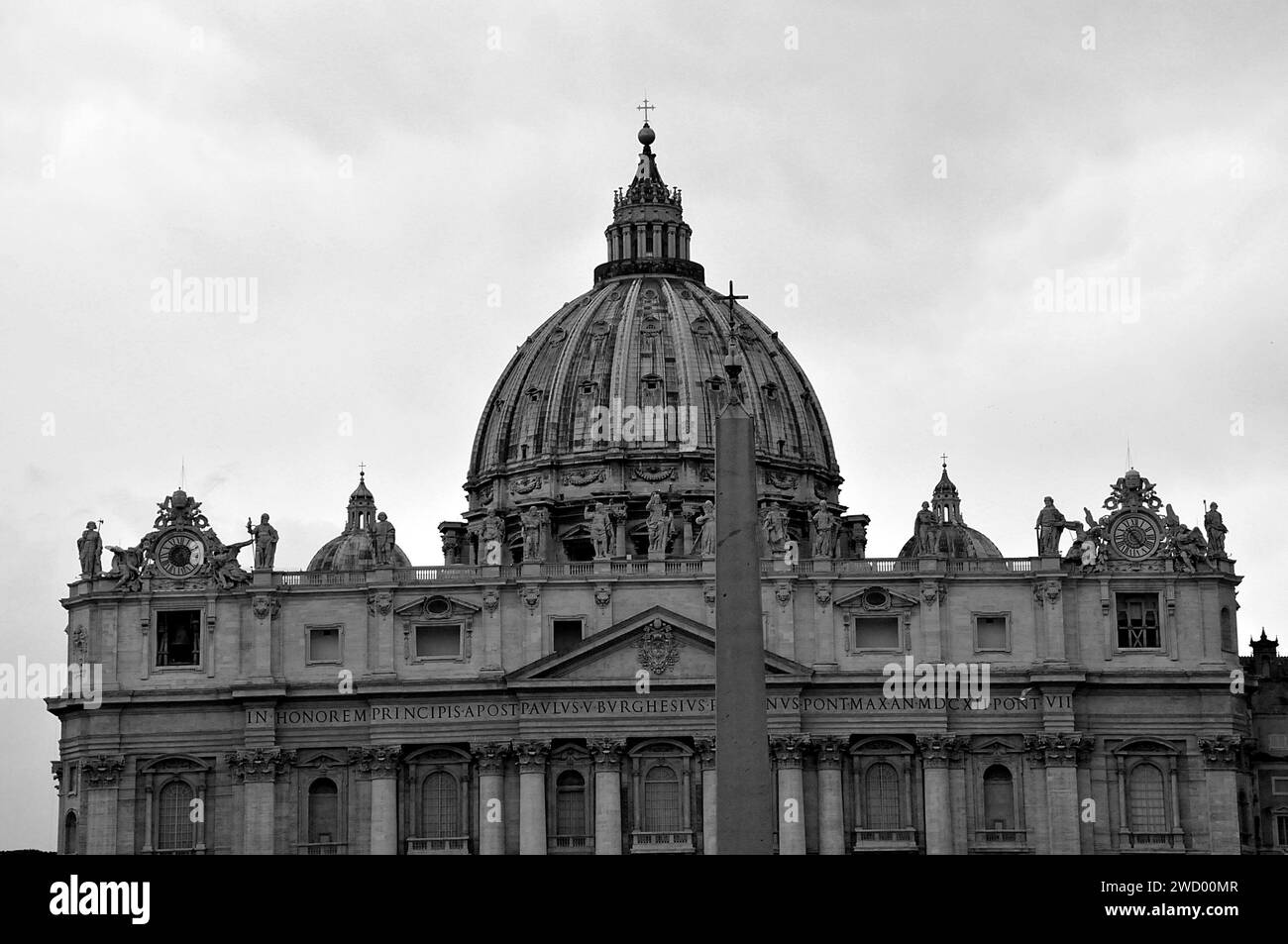 Rom / Italien   15.Juli 2019/ Lokale und ausländische Touristen und Sicherheitspolizei auf dem Vatikanischen Platz in Rom Italien.(Foto..Francis Dean / Deanpictures. Stockfoto