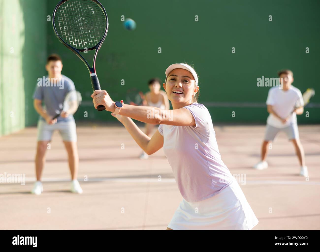 Frau, die auf dem Pelota-Platz im Freien Frontenis spielt Stockfoto