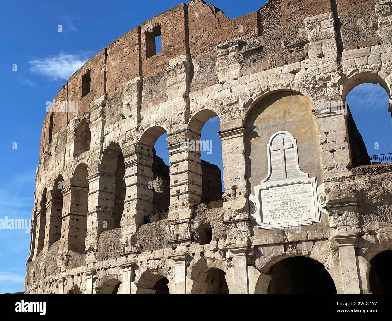 KOLOSSEUM, Rom. Auf der modernen Tafel sind die vielen Christen aufgeführt, die hier getötet wurden. Foto: Tony Gale Stockfoto