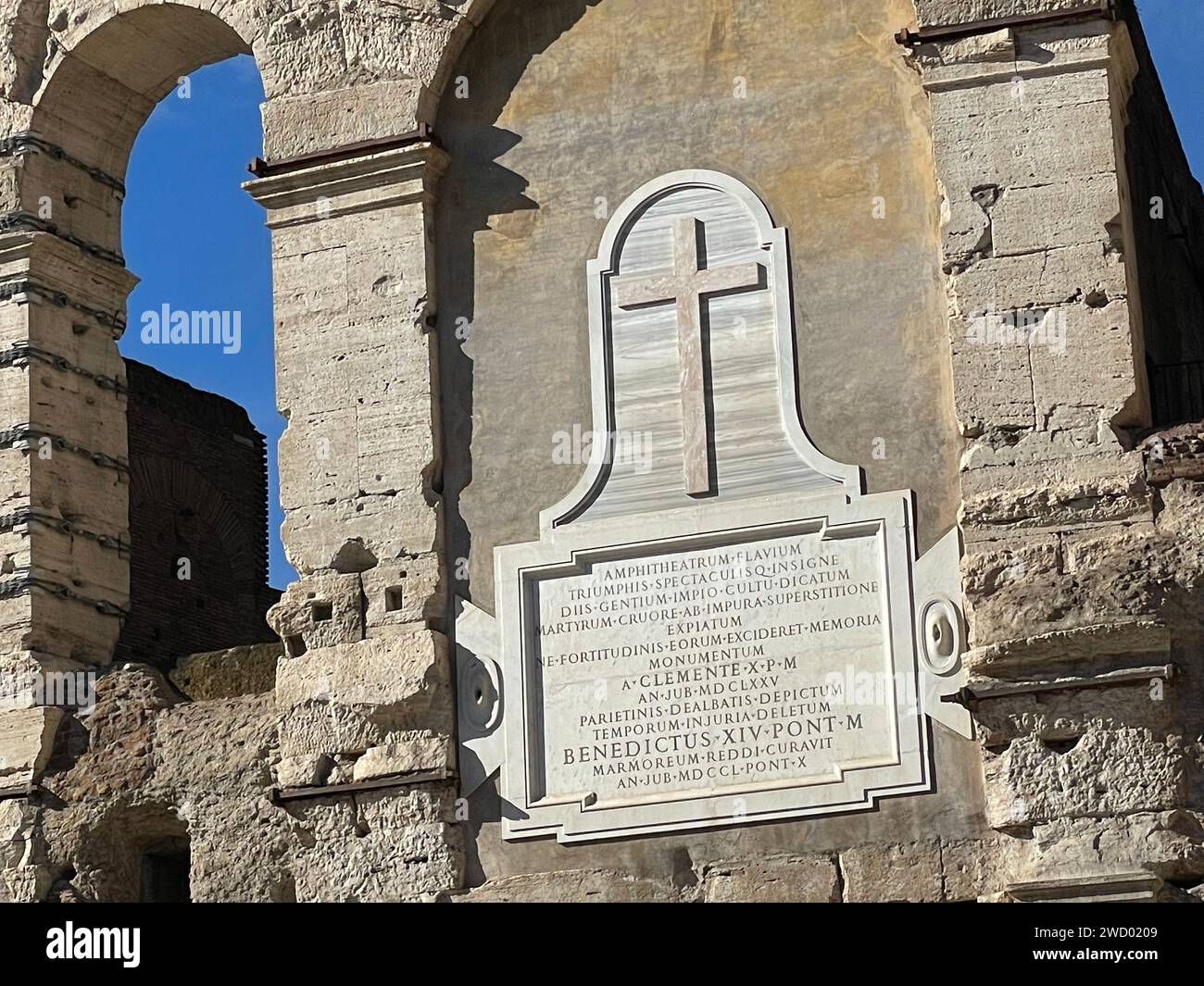 KOLOSSEUM, Rom. Die moderne Gedenktafel erinnert an die vielen hier getöteten Christen. Foto: Tony Gale Stockfoto
