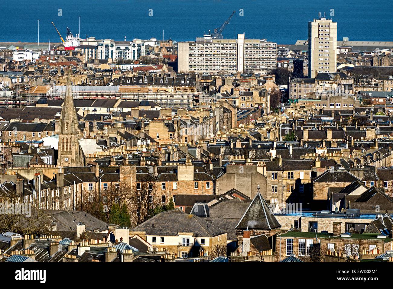 Blick nach Norden von Calton Hill über die Dächer von Leith zum Firth of Forth, Edinburgh, Schottland, Großbritannien. Stockfoto