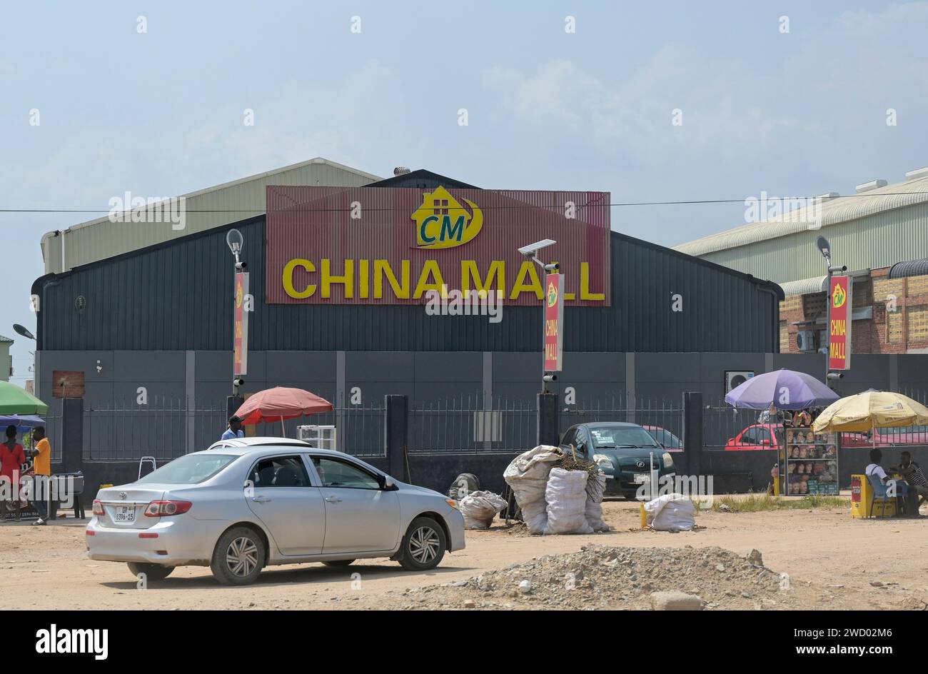 GHANA, chinesisches Einkaufszentrum China Mall an der Accra - Kumasi Road / GHANA, Einkaufszentrum China Mall an der Accra - Kumasi Autobahn Stockfoto