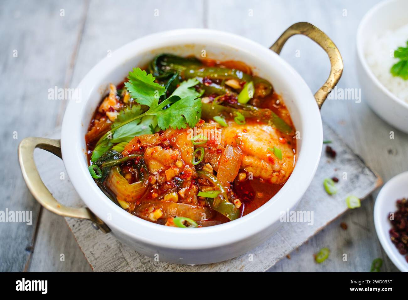 Scharfer chinesischer Fischtopf nach sichuan-Art serviert mit Jasminreis Stockfoto