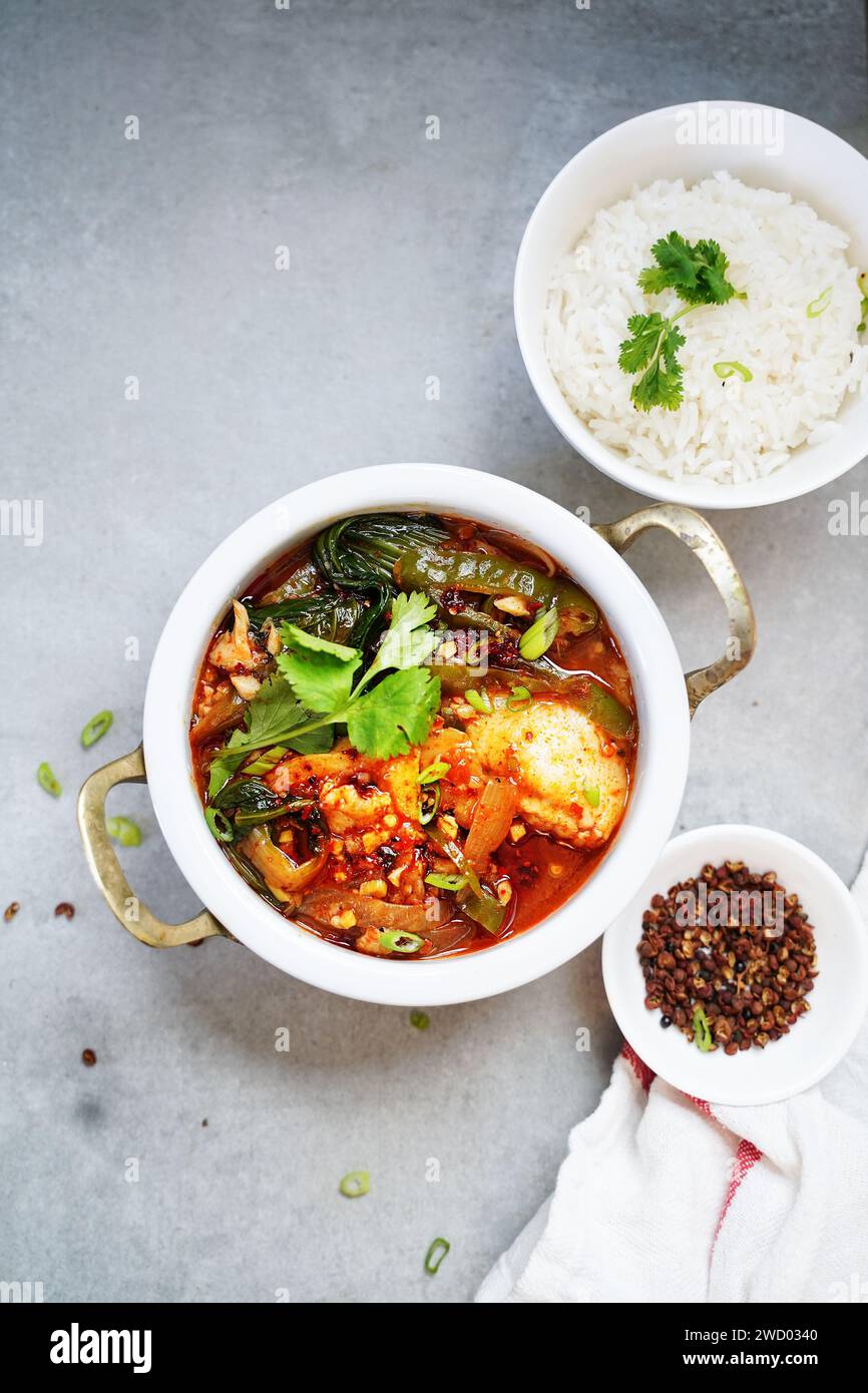 Scharfer chinesischer Fischtopf nach sichuan-Art serviert mit Jasminreis Stockfoto