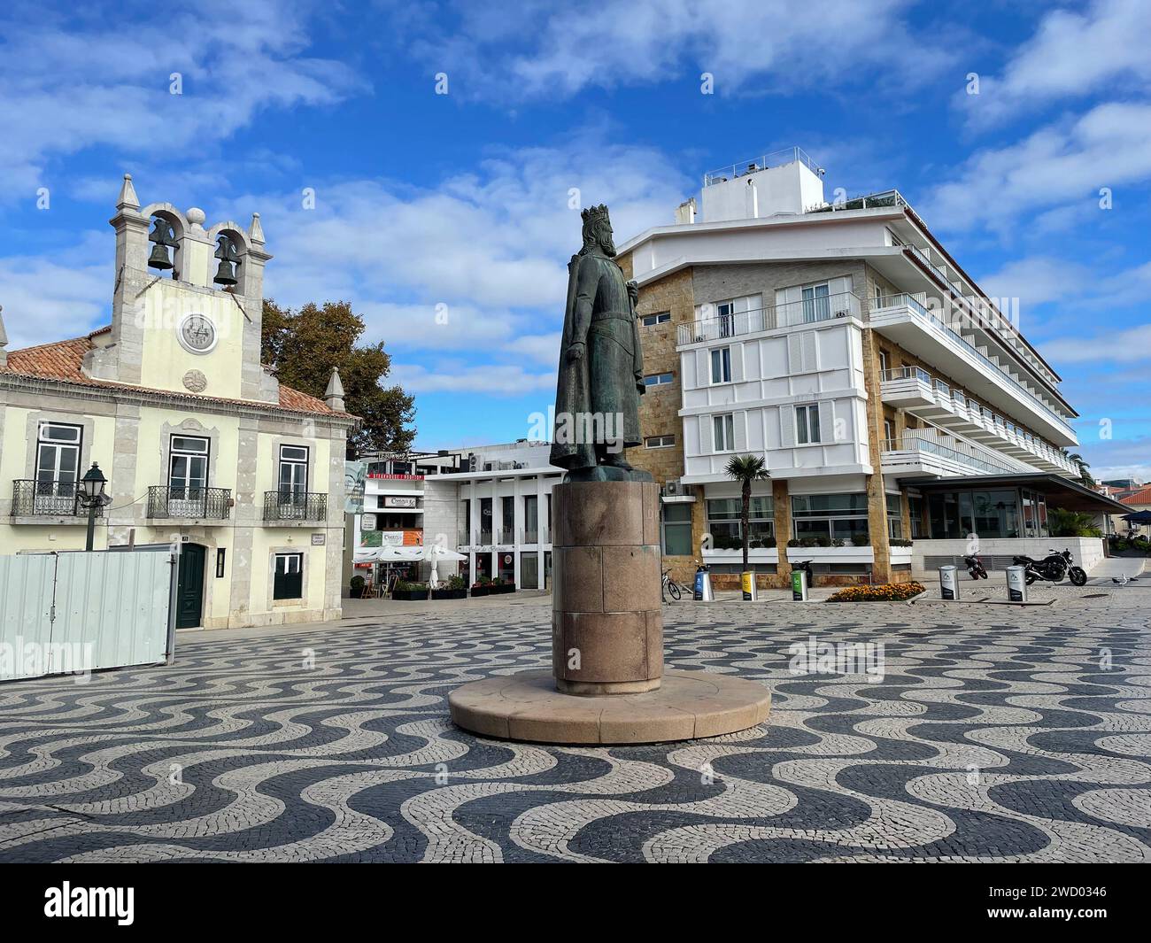 CASCAIS, Portugal. Zentrum der Stadt in der Nähe von Lissabon mit der Statue von König Peter I. Foto: Tony Gale Stockfoto