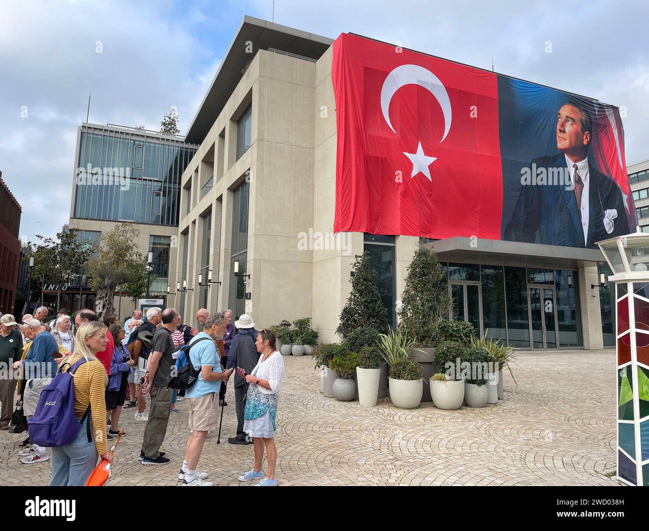 ISTANBUL, Türkei.m Einschiffungspunkt für Bosporus-Kreuzfahrten. Eine riesige Flagge von Kemal Atatatürk wird am Nationalfeiertag geflogen. Foto: Tony Gale Stockfoto