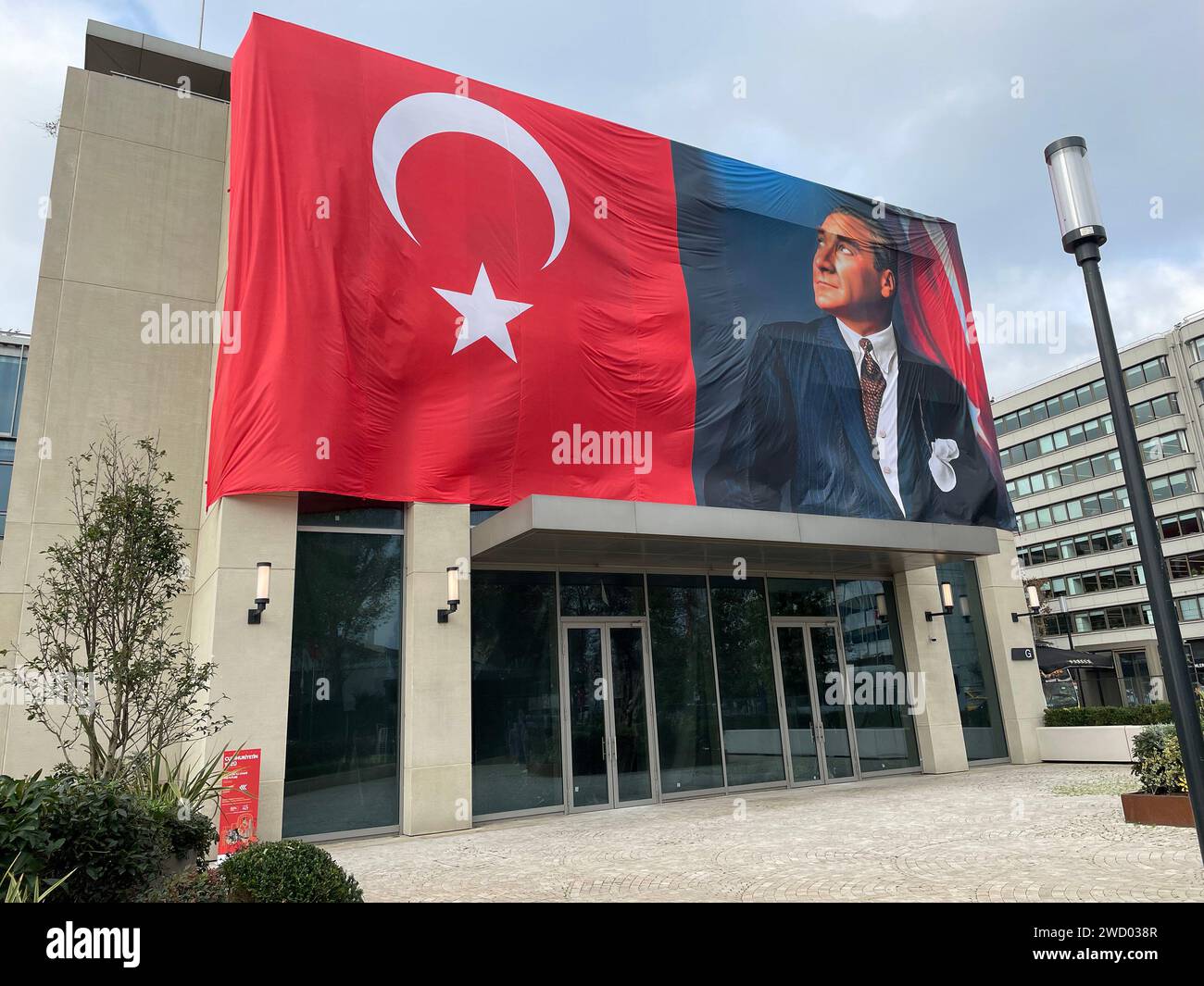 ISTANBUL, Türkei.m Einschiffungspunkt für Bosporus-Kreuzfahrten. Eine riesige Flagge von Kemal Atatatürk wird am Nationalfeiertag geflogen. Foto: Tony Gale Stockfoto