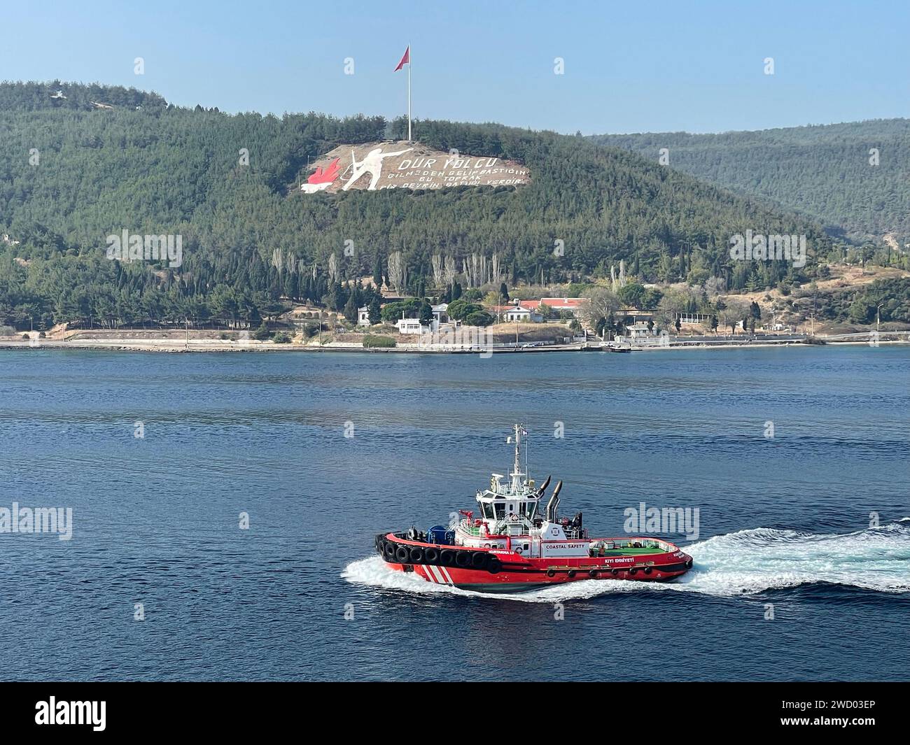GALLIPOLI MEMORIAL (Dur Yolcu) auf dem Hügel über Kilitbahir, Türkei. Der Text lautet: "Stopp, Passant-bye! Diese Erde, die du unbeabsichtigt betreten hast, ist der Ort, an dem eine Ära versank. Foto: Tony Gale Stockfoto