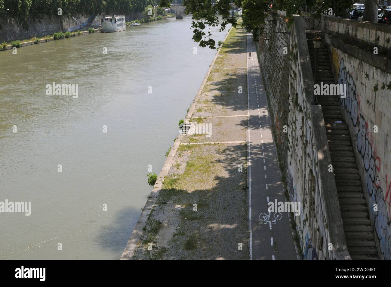 Rom / Italien   19. Juli 2019/ der Fluss Tevere in italien und der Tiber ist der drittgrößte Fluss Italiens und der Fluss Tevere stirbt nicht mit Süßwasserbrücken und St. peters Blick auf den Fluss Tevere in Rom Italien. Foto: Francis Dean / Deanpictures. Stockfoto