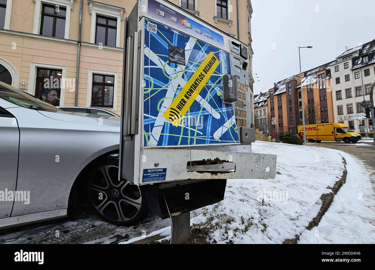 17.01.2024, Chemnitz, Zigarettendiebe gestellt in den frühen Dienstagmorgenstunden stellten Beamte des Polizeireviers Chemnitz-Nordost zwei Männer auf frischer Tat beim Einbruch in einem Zigarettenautomat. Zuvor hatte ein Autofahrer die Tatverdächtigen an einem Zigarettenautomat in der Straße der Nationen bemerkt. Als er erkannte, dass einer der beiden Männer augenscheinlich mit einem Gegenstand an dem Automaten hebelte, verständigte er die Polizei. Vor Ort trafen die eingesetzten Beamten auf die zwei beschriebenen Männer. Bei sich hatten die Gestellen 21, 22 einen Beutel, in welchem sich Stockfoto