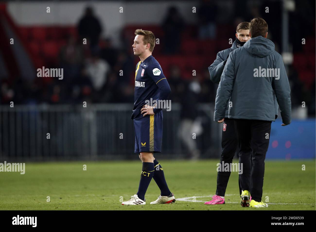 EINDHOVEN - Mathias Kjolo vom FC Twente Enttäuschung nach der 2. Runde des KNVB-Pokalspiels zwischen PSV Eindhoven und FC Twente im Phillips-Stadion am 17. Januar 2024 in Eindhoven, Niederlande. ANP BART STOUTJESDIJK Stockfoto