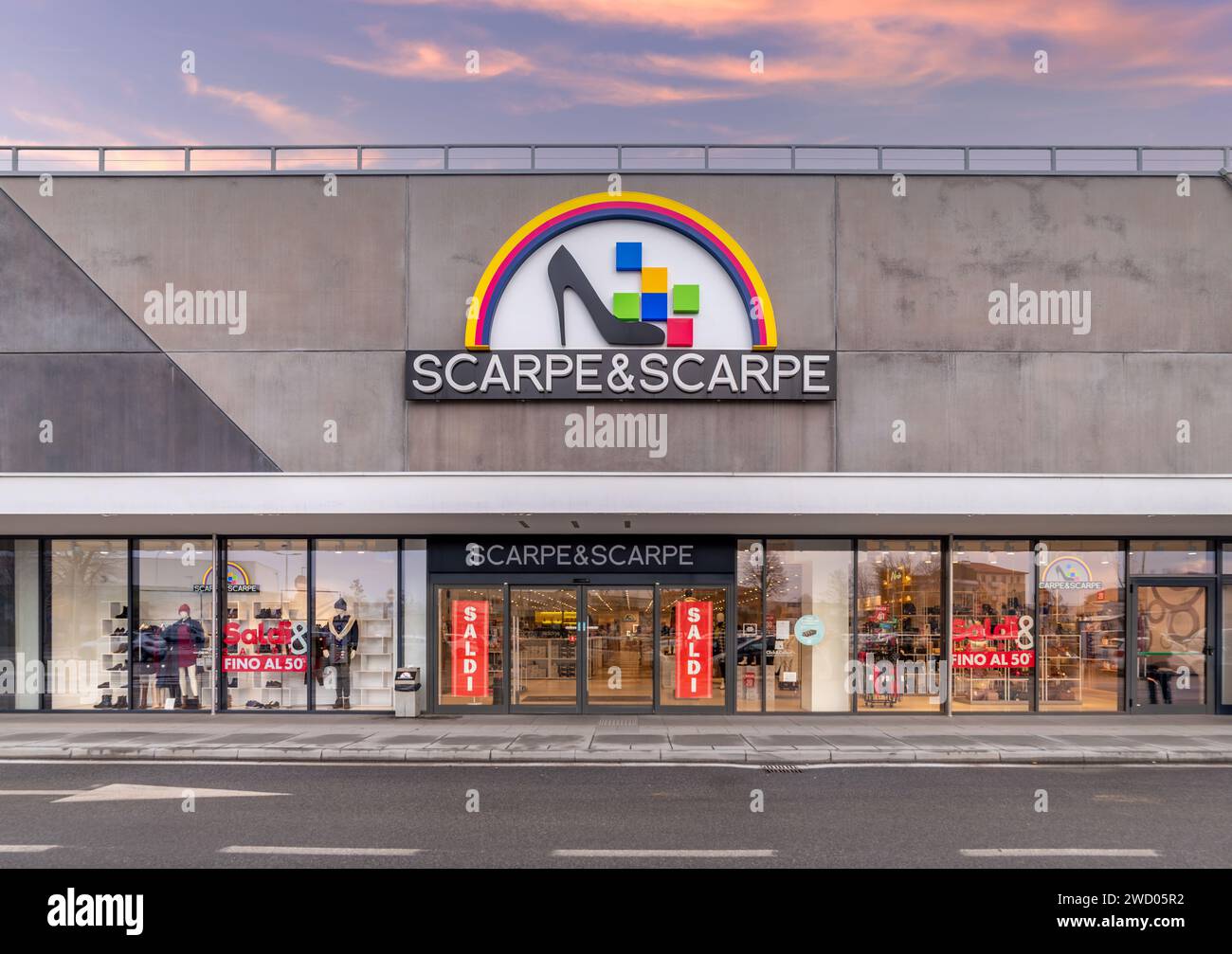 Savigliano, Italien - 17. Januar 2024: Scarpe e Scarpe großes Geschäft mit großem und farbenfrohem Logo an der Fassade. Scarpe e Scarpe ist ein führendes italienisches Unternehmen im Bereich Lar Stockfoto