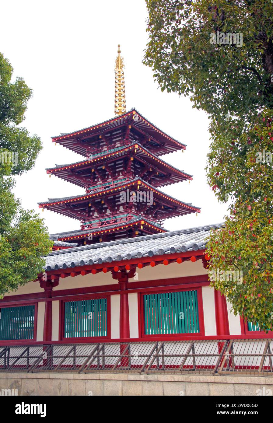 Shitennoji-Tempel und fünfstöckige Pagode in Osaka, Japan Stockfoto