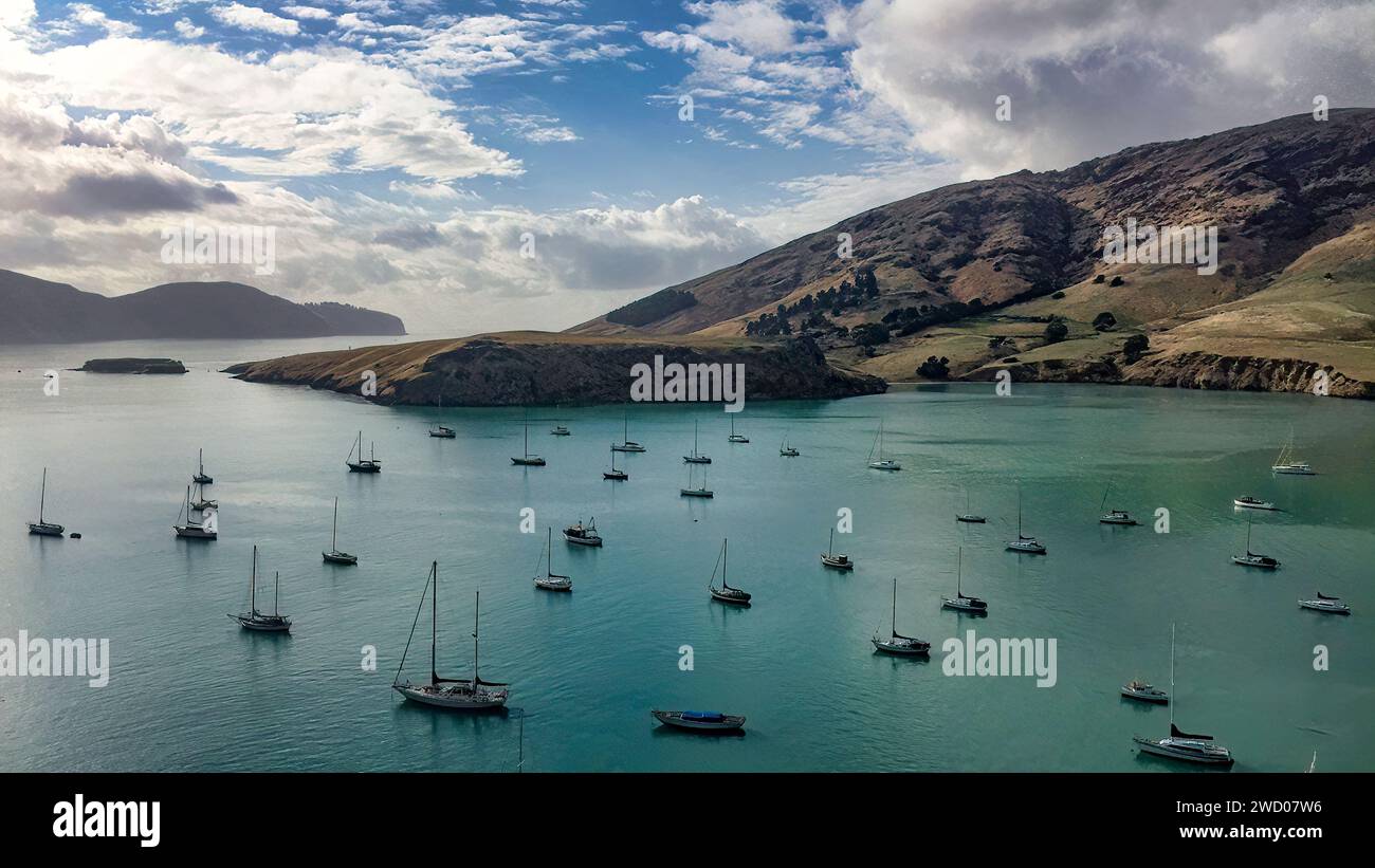 Segelboote segeln und im stillen Ozean zwischen der Küste und den vorgelagerten Inseln vertäut Stockfoto