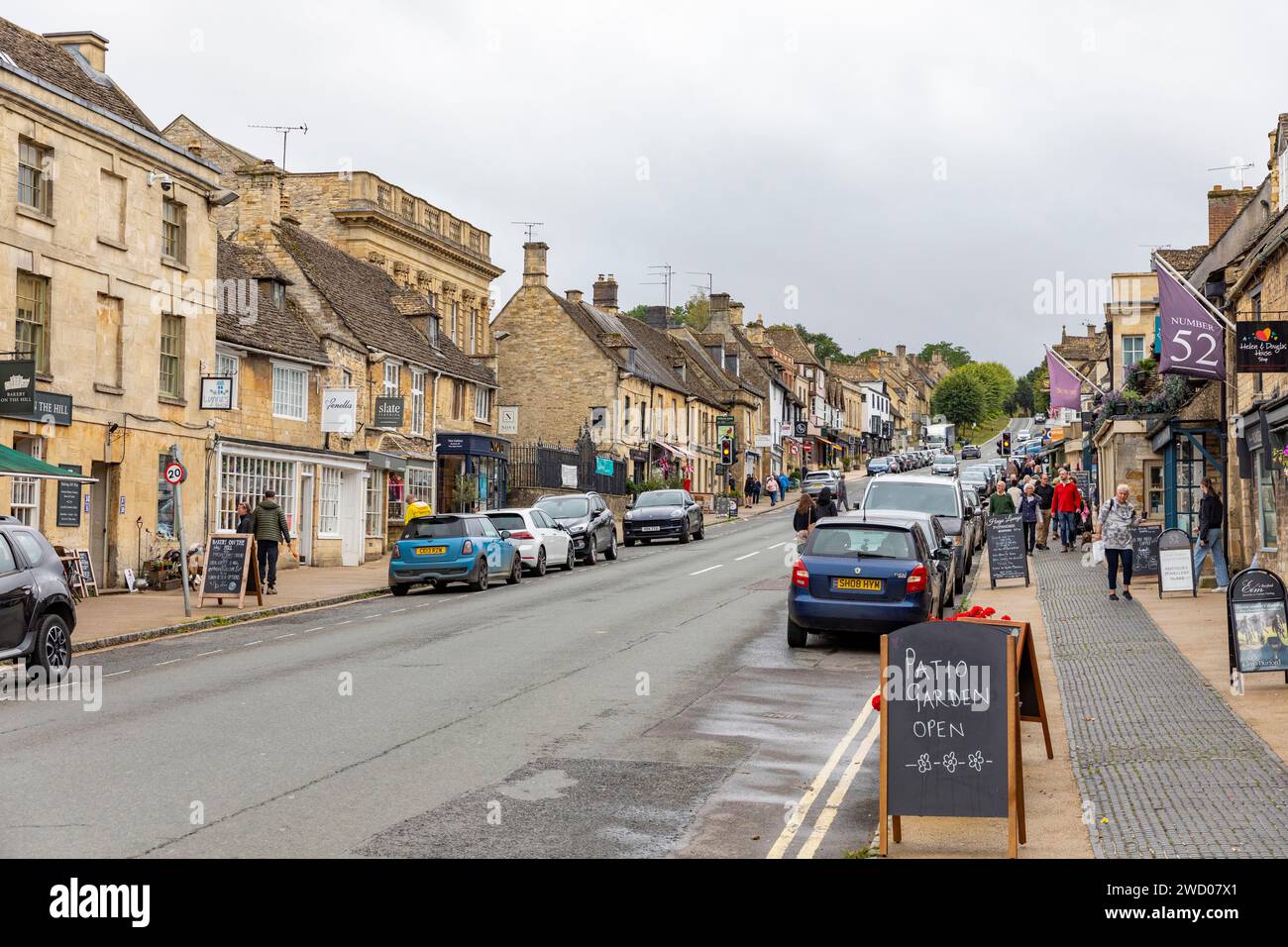 Burford Town Centre in Oxfordshire, Tor zu den Cotswolds, Blick auf die High Street mit Geschäften und Geschäften, England, UK, 2023 Stockfoto