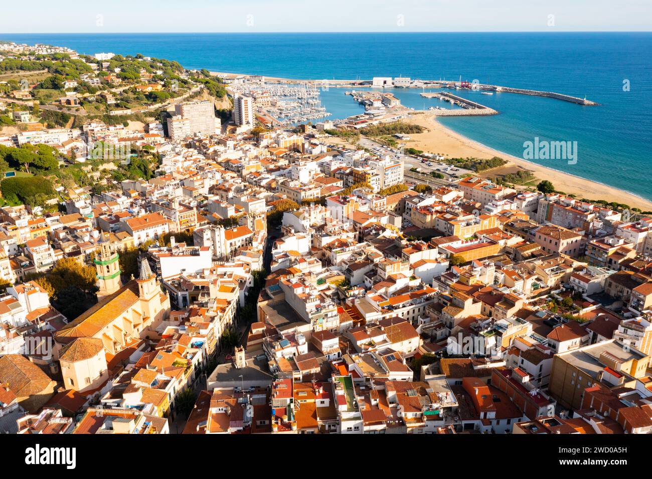 Drohnenansicht der Küstenstadt Arenys de Mar mit Kirche, Spanien Stockfoto