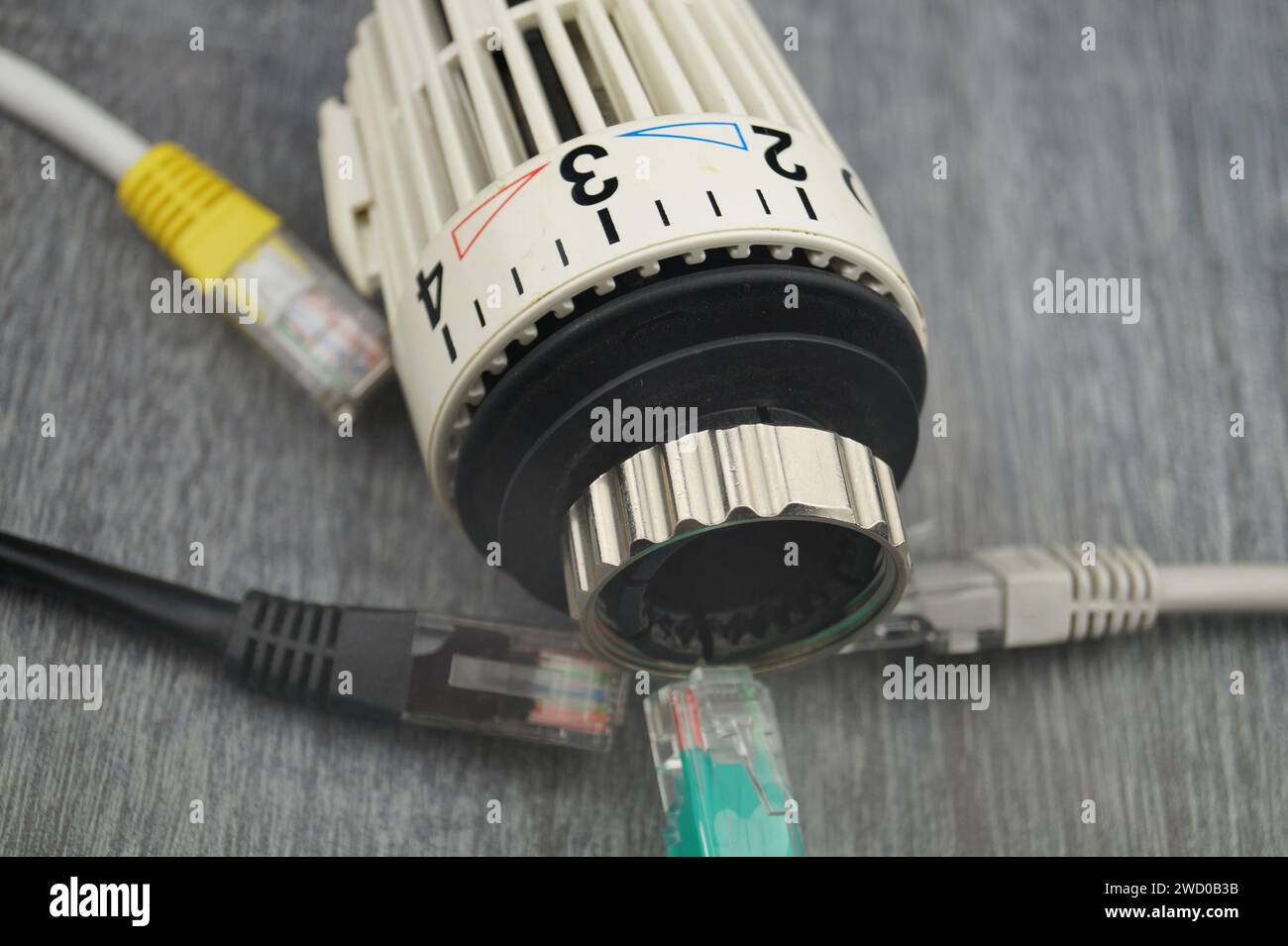 Kühlerthermostat und Netzstecker, symbolisches Bild für Smart Home Stockfoto