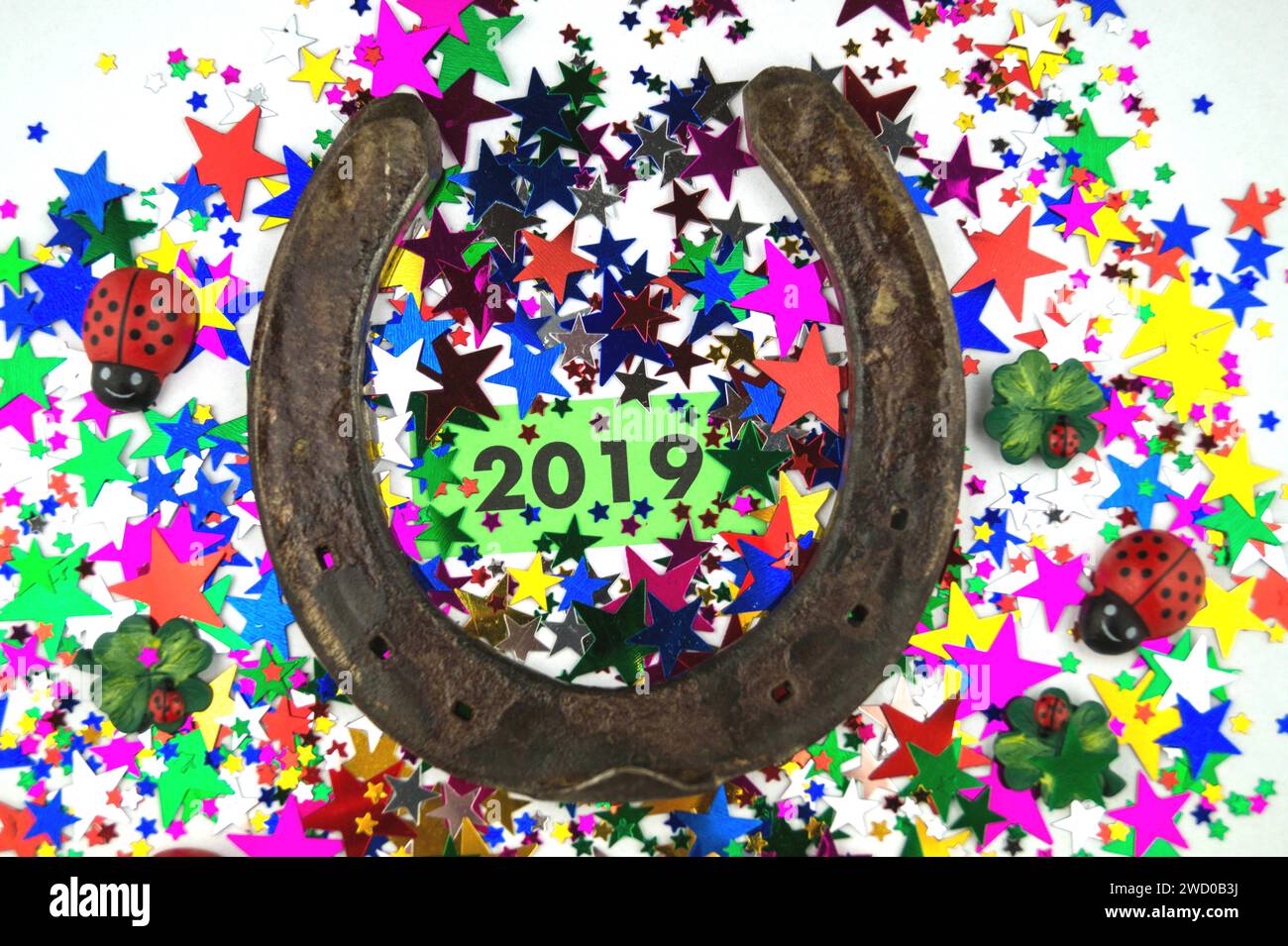 ar 2019 farbenfrohe Sterne, Hufeisen und andere Glücksbringer zum Jahreswechsel Stockfoto