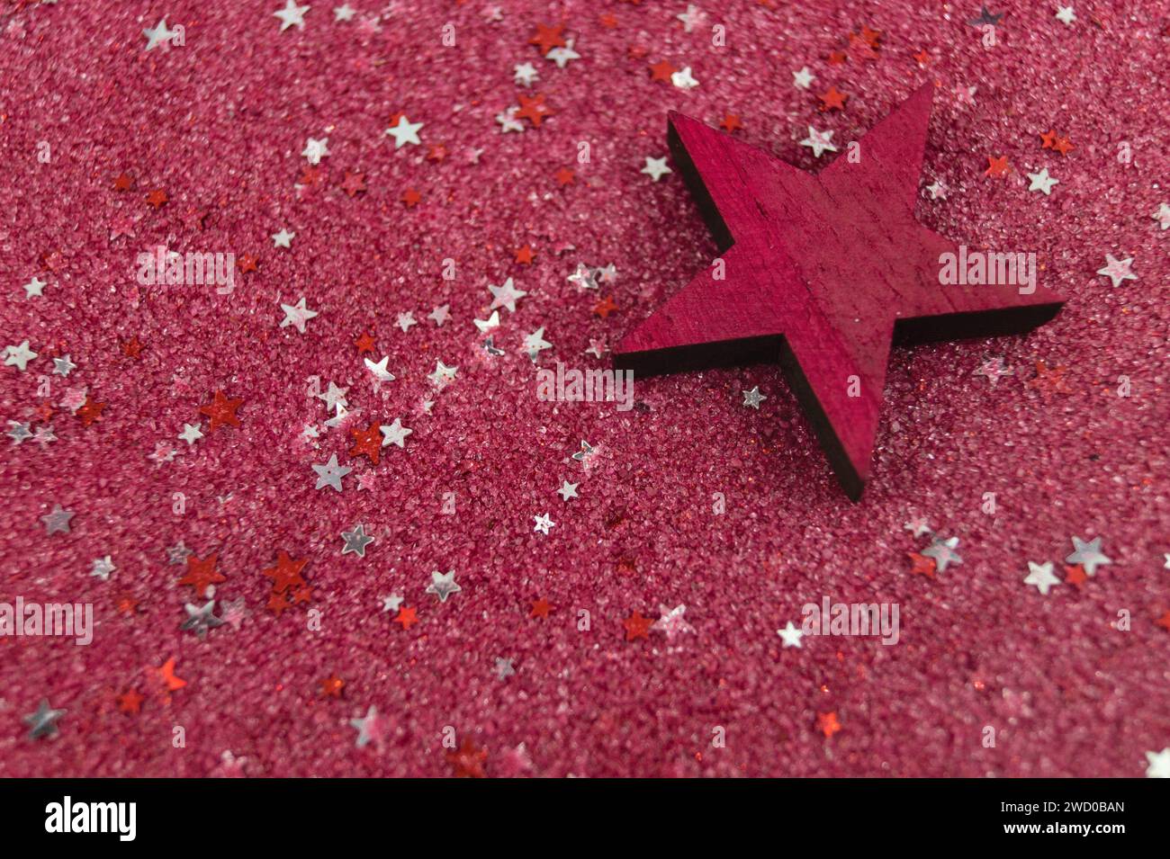 Roter Stern mit silbernen und roten Sternen auf rotem Hintergrund, Weihnachtsdekoration Stockfoto