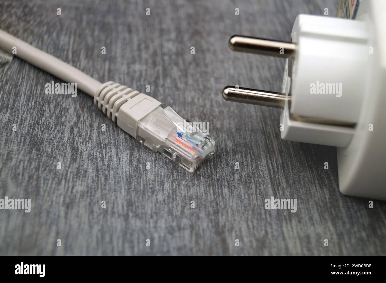 Stecker und Netzwerkstecker, symbolisches Bild für Smart Home Stockfoto