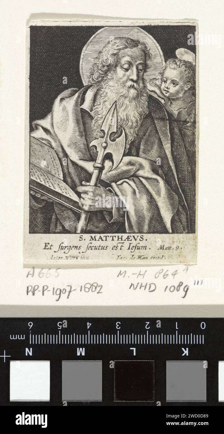 Evangelist Matteüs, Antonie Wierix (II), 1676–1719 drucken den Evangelist Matthäus mit einem offenen Buch in der Hand. Neben ihm sein Attribut der Engel. Am Rande ein Bibelzitat von Mat. 9 auf Lateinisch. Antwerpener Papier mit dem Stich des Apostels und Evangelisten Mattheus (Mattheus); mögliche Attribute: engel, Axt, Buch, Hellebard, Stift und Tintenhorn, Handtasche, Rolle, Quadrat, Schwert Stockfoto