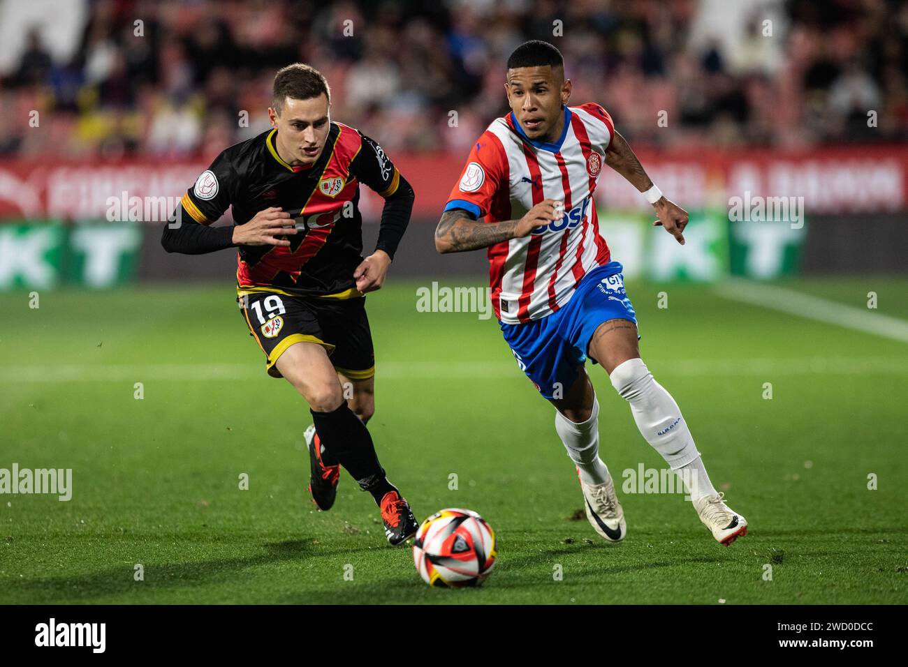 Girona, Spanien. Januar 2024. De Frutos (L) von Rayo Vallecano und Sávio Moreira de Oliveira (R) von Girona F.C. im 2023-24 Achtelfinale zwischen Girona F.C und Rayo Vallecano in Estadi Montilivi im Einsatz. Endrunde; Girona F.C 3: 1 Rayo Vallecano. (Foto: Martí Segura Ramoneda/SOPA Images/SIPA USA) Credit: SIPA USA/Alamy Live News Stockfoto