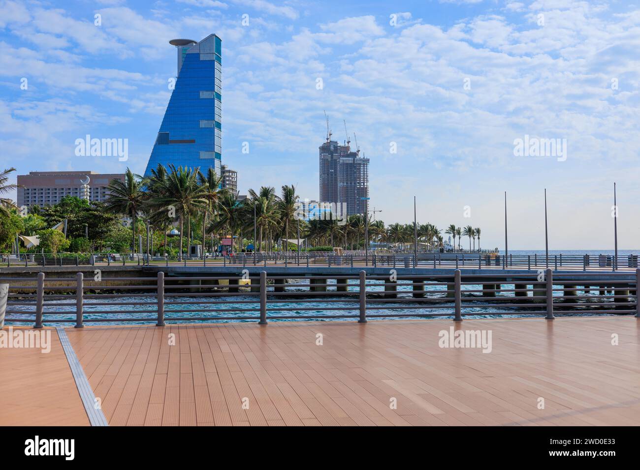 Blick auf die Wolkenkratzer von Jeddah vom öffentlichen Strand. Stockfoto