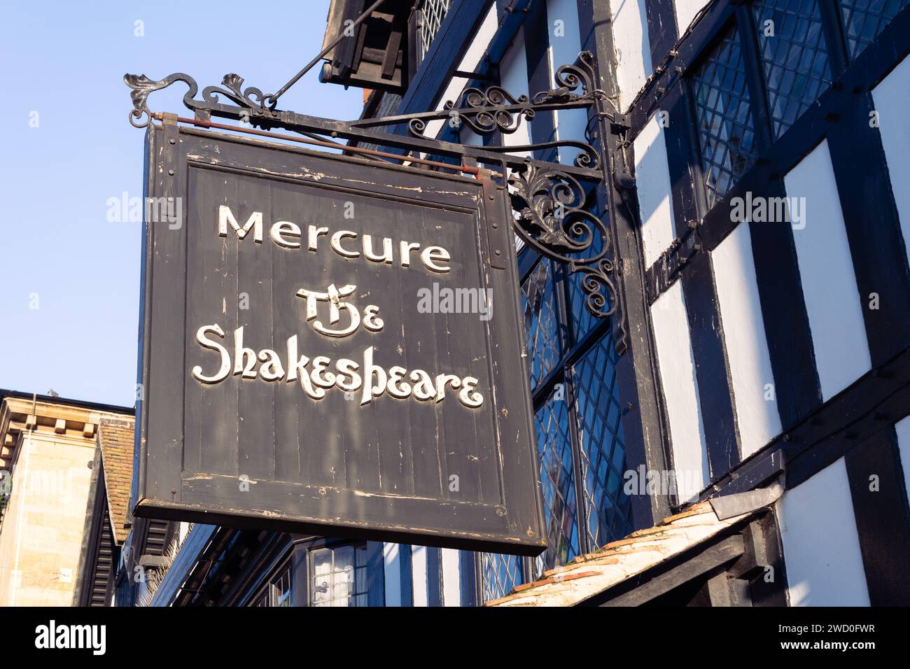 Hängeschild für das Mercure Stratford Upon Avon Shakespeare Hotel, das derzeit wegen Geschäftsreisen geschlossen ist und im Januar 2024 umfangreich renoviert wird Stockfoto