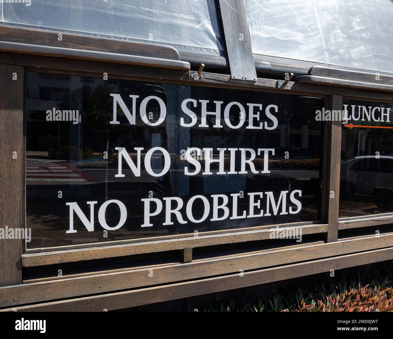 "Keine Schuhe, kein Hemd, kein Problem" Schild vor dem Restaurant in Coolangatta, Gold Coast, Queensland Stockfoto