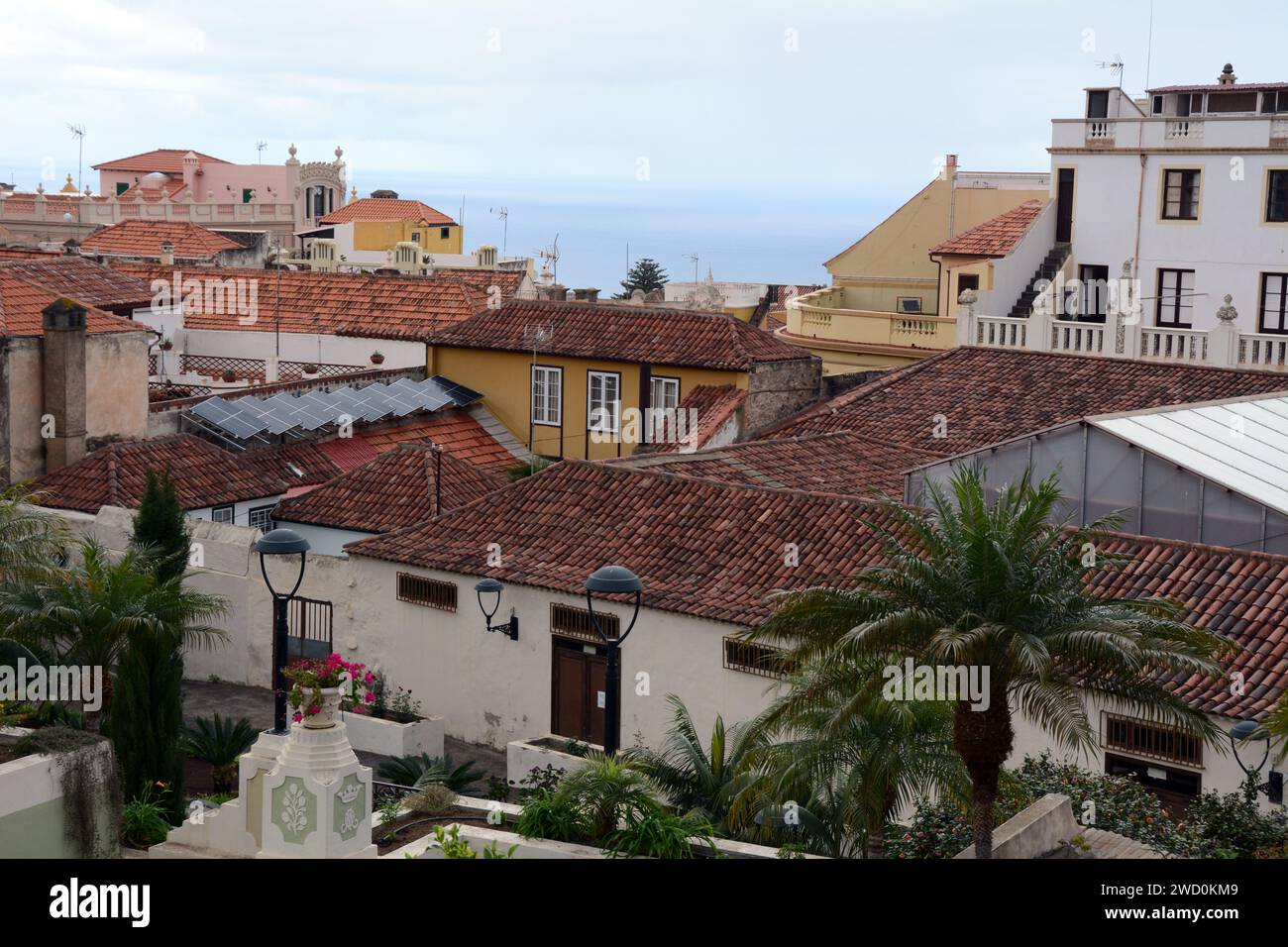 Der Blick auf das Meer über spanische Dächer und alte Kolonialhäuser und Villen in der Stadt La Oratova, Teneriffa, Kanarische Inseln, Spanien. Stockfoto