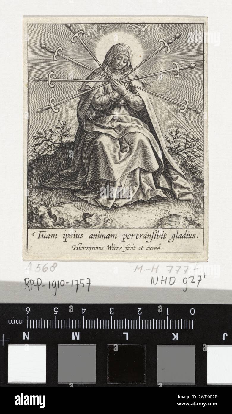 Maria als Mater Dolorosa, Hieronymus Wierix, 1563 – vor 1619 Druck Maria sitzt mit überkreuzten Händen vor ihrem Körper, sieben Schwerter durchdringen ihre Brust. Am Rand eine Beschriftung in lateinischer Sprache. Antwerpener Papierstich Maria durchbohrt von einem Schwert Stockfoto
