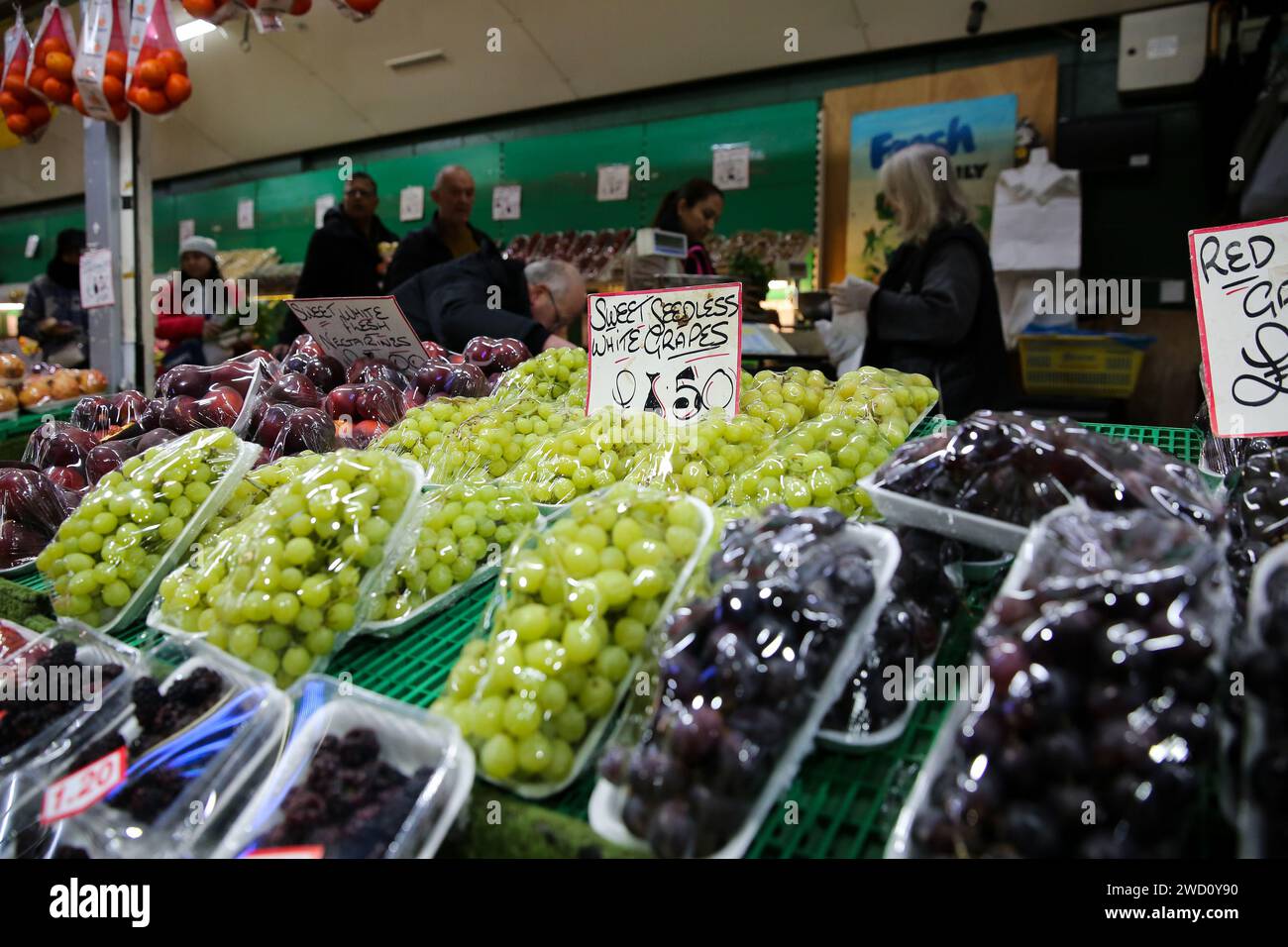 London, Großbritannien. Januar 2024. Die Leute kaufen Obst in einem Laden in London, Großbritannien, 17. Januar 2024. Der Verbraucherpreisindex (VPI) im Vereinigten Königreich stieg in den 12 Monaten bis Dezember 2023 um 4 Prozent, gegenüber 3,9 Prozent im November, wie am Mittwoch veröffentlicht wurde. Quelle: Xinhua/Alamy Live News Stockfoto