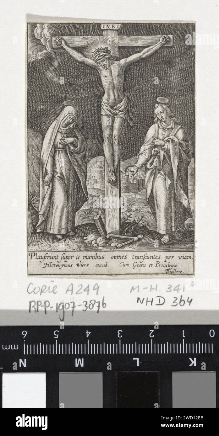 Kreuzigung Christi, Hieronymus Wierix, 1563 - vor 1619 Druck Christus hängt am Kreuz. Am Fuße des Kruis Maria und Johannes. Am Rand eine Beschriftung in lateinischer Sprache. Antwerpener Papiergravur des Kreuzigten Christus mit besonderen Personen unter dem Kreuz Stockfoto